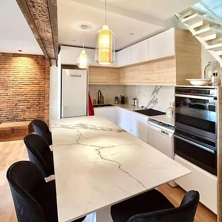 Les Puits Clos : Magnifique T2 Sous Les Toits Appartement